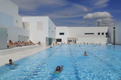 France, Seine-Maritime (76), Le Havre, la piscine les Bains des Docks crée par l'architecte Jean Nouvel