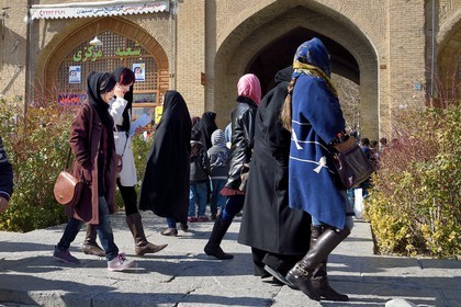 Iran, province d'Ispahan, Ispahan, place naghsh-i jahan aussi connue sous le nom de place Imam Khomeiny, classé Patrimoine Mondial de l'UNESCO, jeunes femmes iraniennes