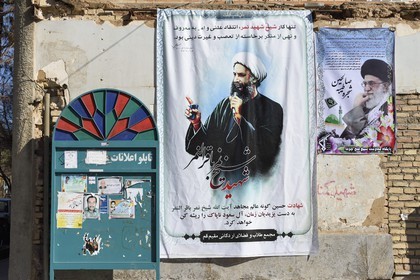 Iran, Province de Yazd, désert du Dasht-e Kavir, Ardakan, affiches politiques avec l'ayatollah Khamenei (à droite)