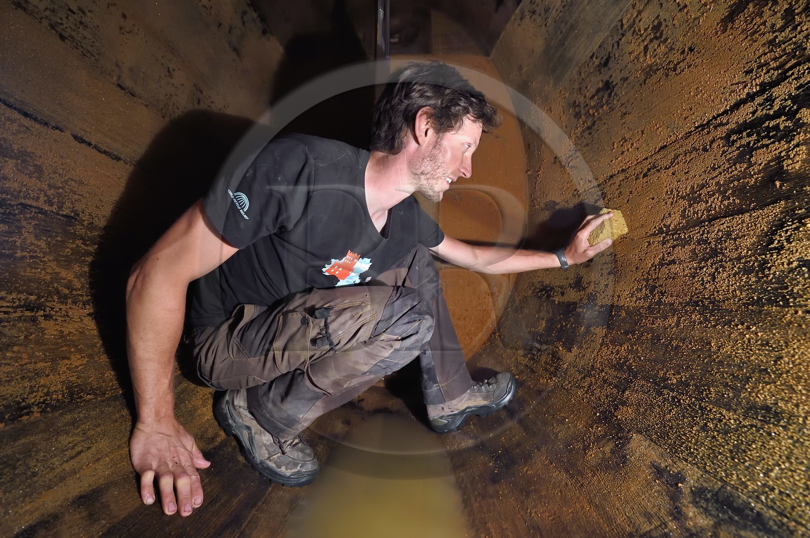 France, Haut-Rhin (68), Route des vins d'Alsace, Bergheim, Domaine viticole Marcel Deiss, le viticulteur Mathieu Deiss nettoyant l'intérieur d'un grand tonneau aussi appelé foudre