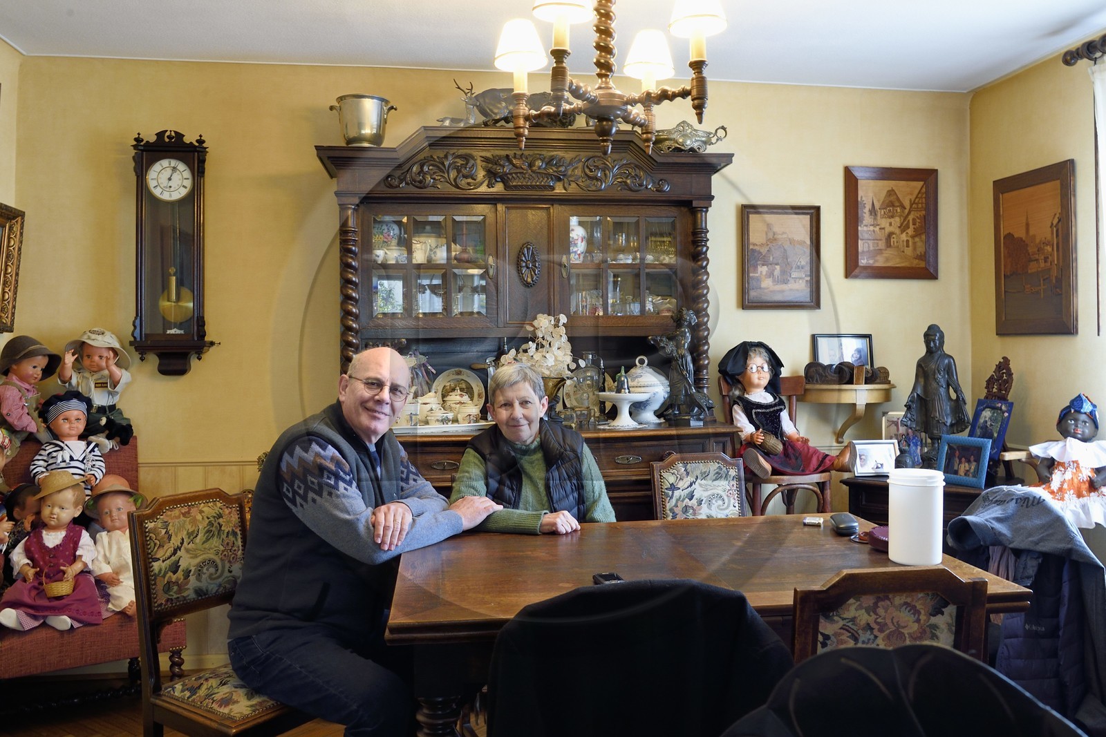France, Bas-Rhin (67), Schiltigheim, Pierre et Geneviève Zaehringer dans leur maison