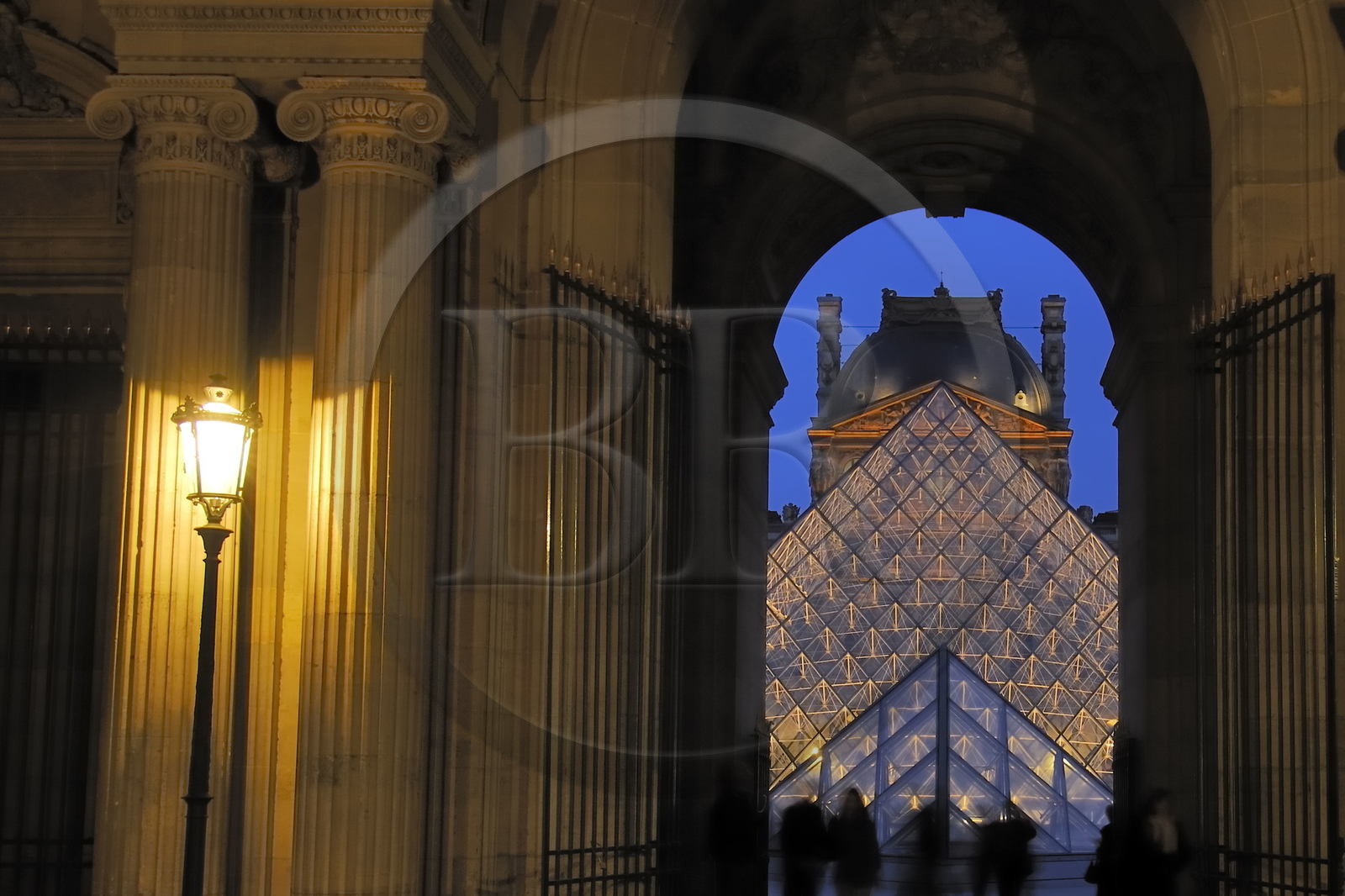 France, Paris (75), le musée et la pyramide du Louvre de l'architecte Ieoh Ming Pei