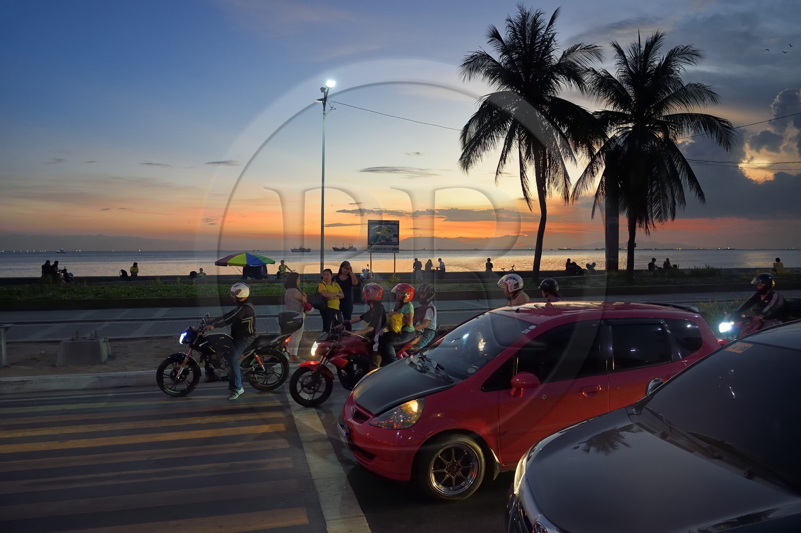 Philippines, Luzon island, Manila, the Baywalk at dusk, a seaside promenade overlooking Manila Bay along Roxas Boulevard