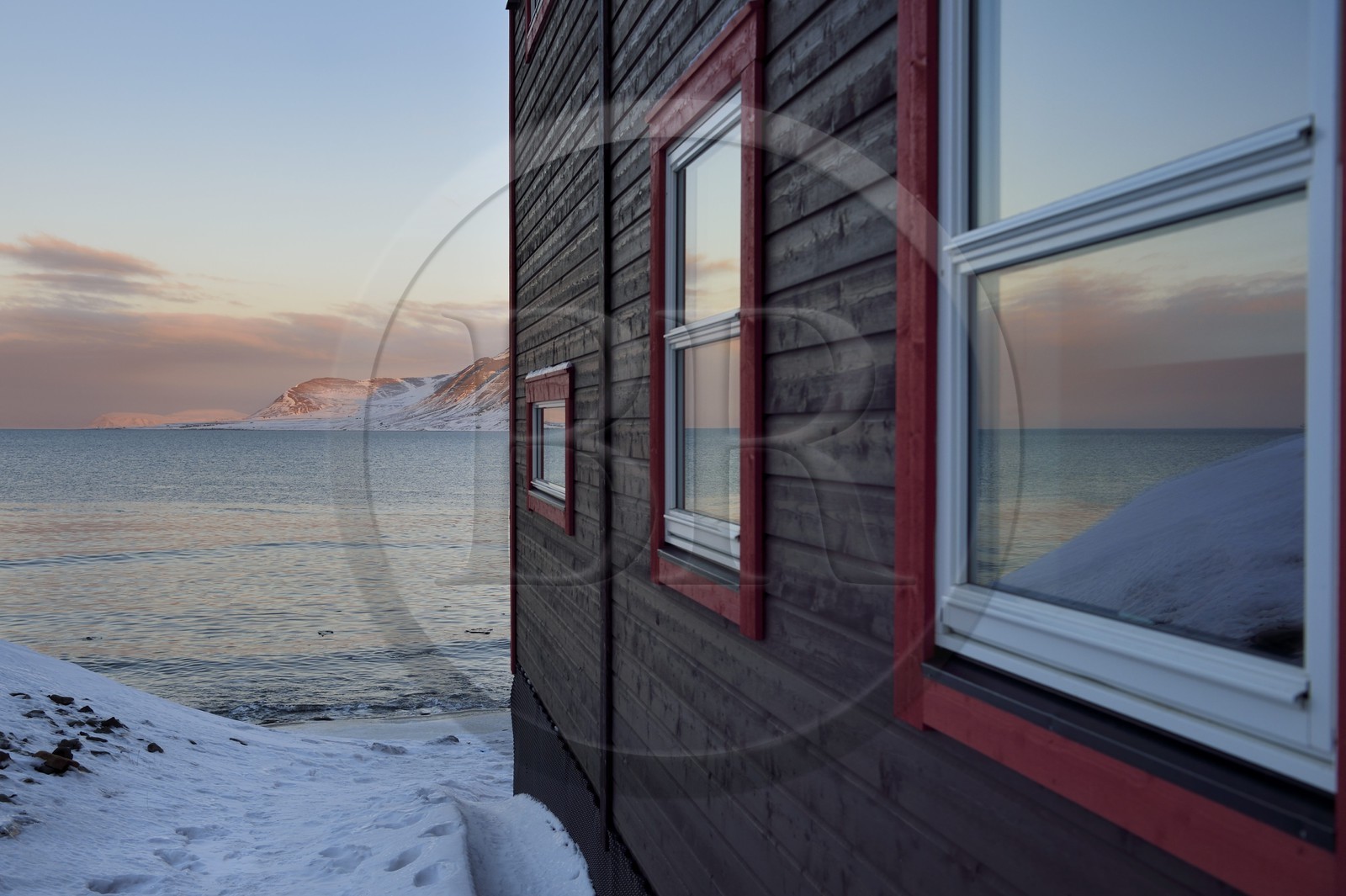 Norway, Svalbard, Spitzbergen, Longyearbyen, wooden houses on the edge of the Adventfjorden