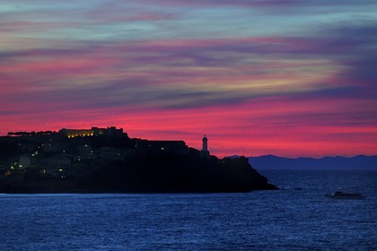 Italie, Toscane, Ile d’Elbe, phare de Portoferraio au coucher de soleil