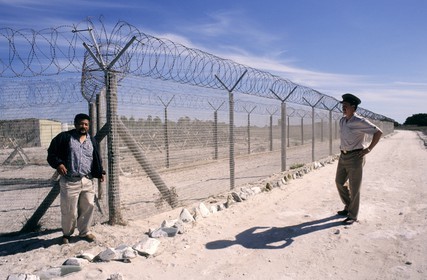 Afrique du Sud, prison de Robben Island en face de la ville du Cap, Dr James Marsh, prisonnier politique et codétenu de Nelson Mandela de 1964 à 1969 et son ancien gardien devant l' enceinte extérieure
