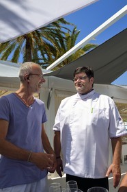 France, Alpes-Maritimes (06), Menton, restaurant de plage Les Sablettes Beach, le patron Aldo et son chef