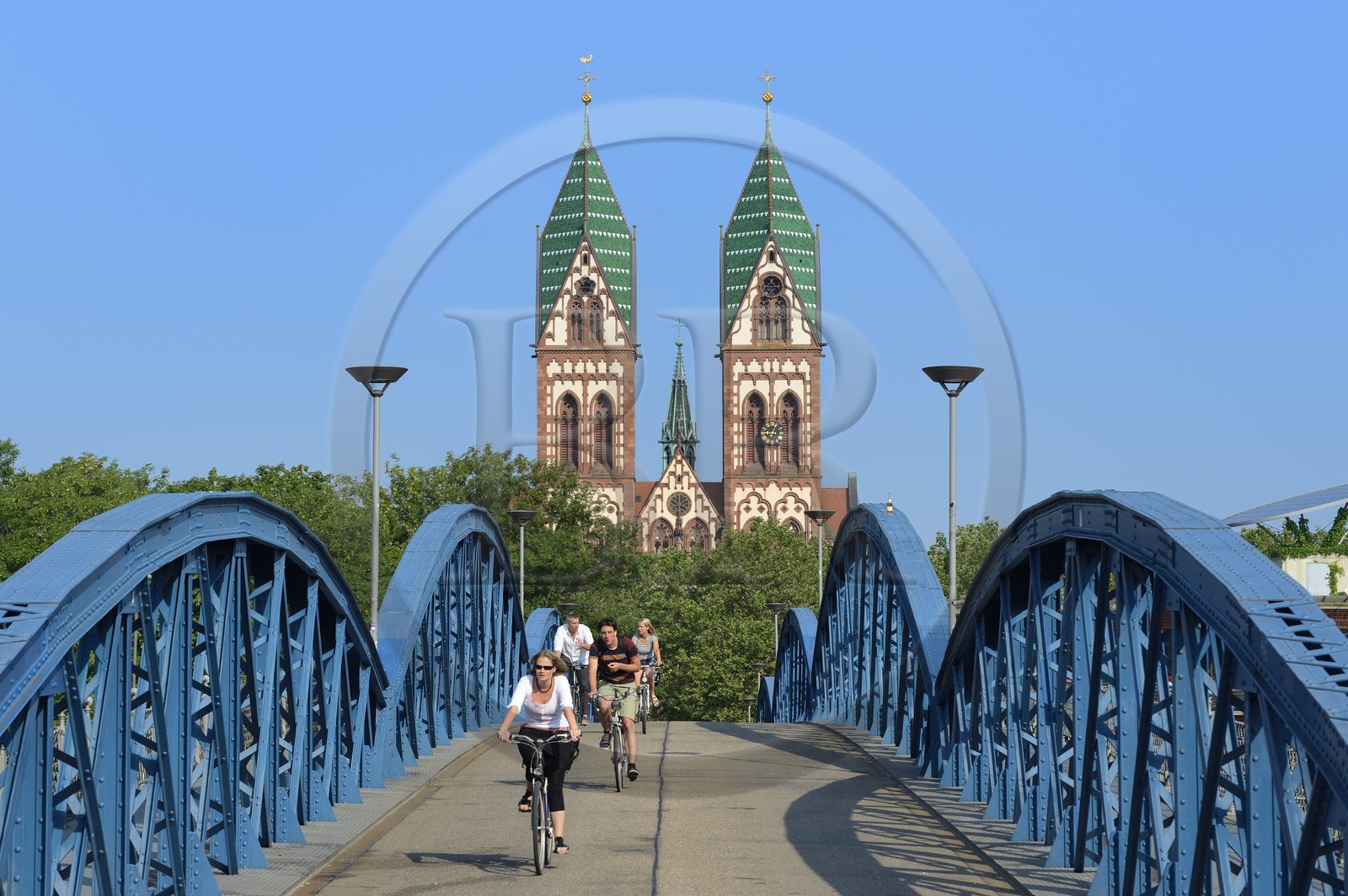Allemagne, Bade-Wurtemberg, Fribourg en Brisgau, cycliste sur le pont bleu (pont Wiwili) et l'église du Sacré-Coeur de Jésus (Herz-Jesu-Kirche) en arrière-plan