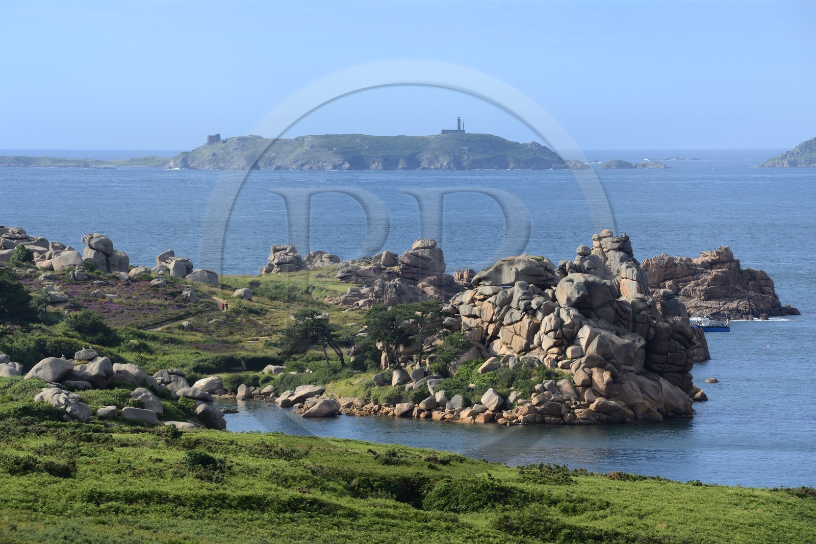 France, Côtes-d'Armor (22), Côte de Granit Rose, Perros-Guirec, Ploumanac'h, la pointe de Squewel et l'Ile aux Moines de l'archipel et réserve ornithologique de Sept-Iles en arrière plan France, Cotes-d'Armor, Cote de Granit Rose (the Pink Granite coast), Perros Guirec, Ploumanach, Pointe de Squewel and the Ile aux Moines from the Sept-Iles Archipelago bird sanctuary in the background