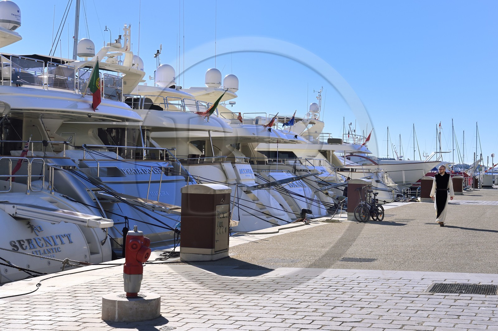 France, Alpes-Maritimes (06), Cannes, moine cistercien en provenance de l'Abbaye de Lérins sur le quai du port