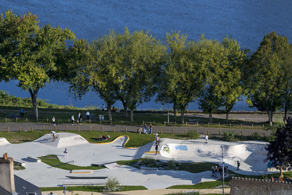 France, Nièvre (58), Nevers, le skatepark en bordure de Loire
