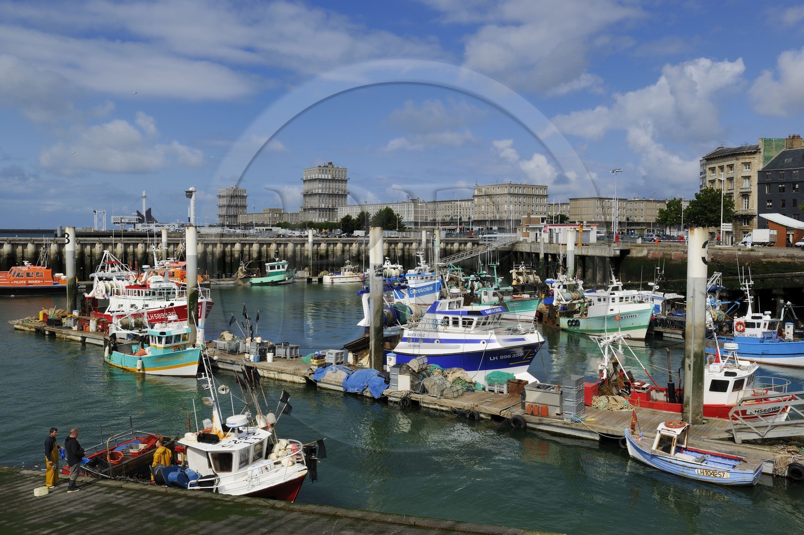 France, Seine-Maritime (76), Le Havre, Centre-ville reconstruit du Havre par Auguste Perret classé Patrimoine Mondial de l'UNESCO, le port de pêche et immeubles Perret en arrière plan