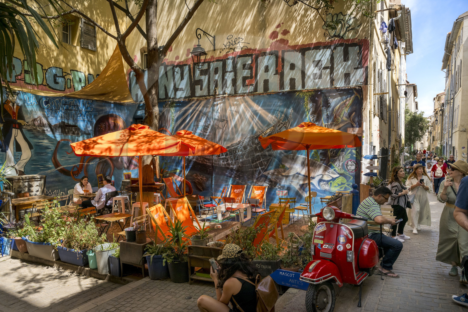 France, Bouches-du-Rhône (13), Marseille, quartier du Panier, petite place à l'angle de la rue Fontaine de Caylus et du refuge, peinture murale réalisée par le street artiste Loïc Perrel dit Poasson pour la terrasse du restaurant bar Ostaria la Cantine du Matelot