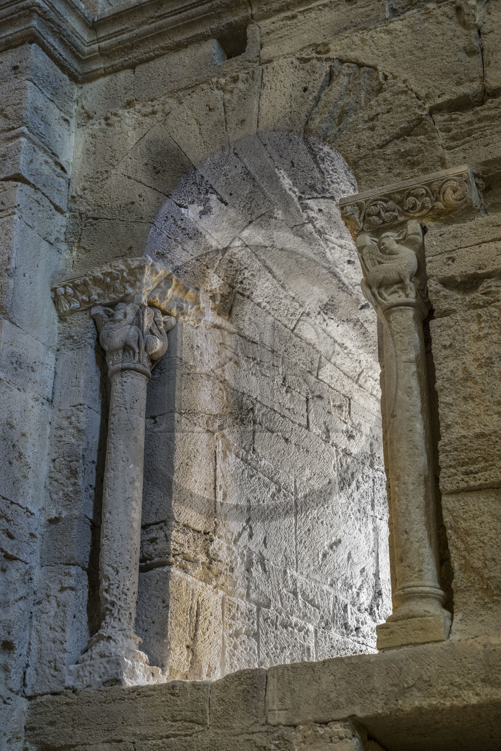 France, Hérault (34), Villeneuve-lès-Maguelone (Palavas-Les-Flots), cathédrale Saint-Pierre-et-Saint-Paul de Maguelone des XIIème et XIIIème siècles, fenêtre entourée de deux colonnes sculptées dans la Tribune