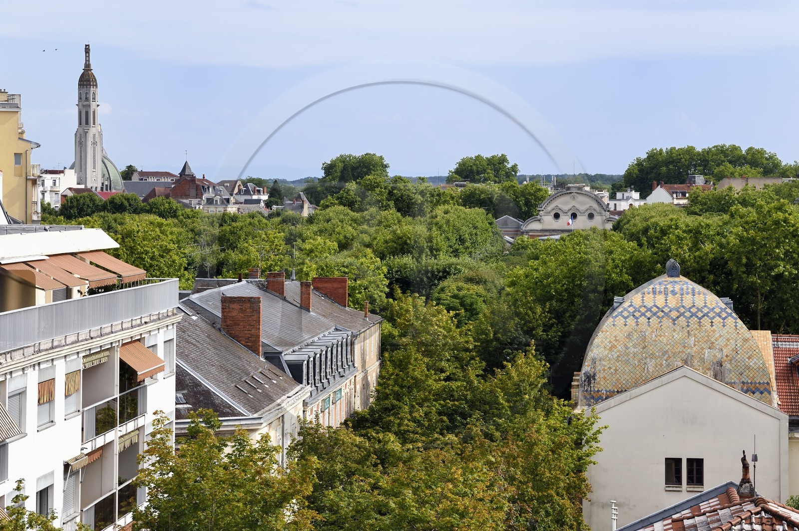 France, Allier (03), Vichy, Thermes des Dômes ou ancien Grand Établissement thermal en bordure du parc des Sources, le clocher de l'église Saint-Blaise en arrière plan