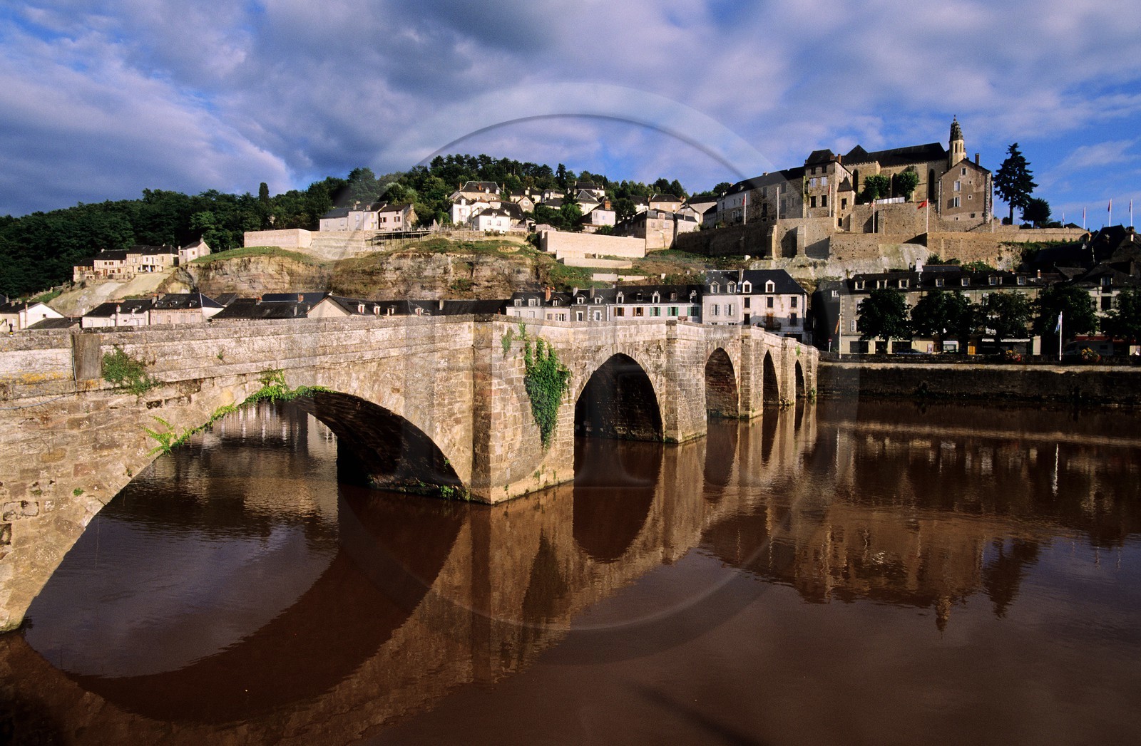 France, Dordogne (24), Périgord Noir, Terrasson-Lavilledieu, pont sur la Vézère