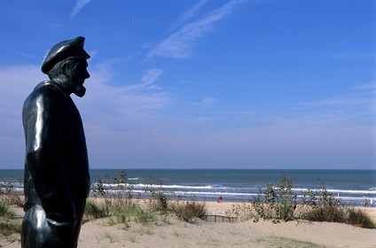 Belgium, West Flanders, De Panne beach, statue of a fisherman observing the sea
