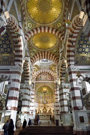 France, Bouches-du-Rhône (13), Marseille, basilique Notre-Dame de la Garde, l’église supérieure éclairée par des baies est richement décorée de marbres polychromes et de mosaïques