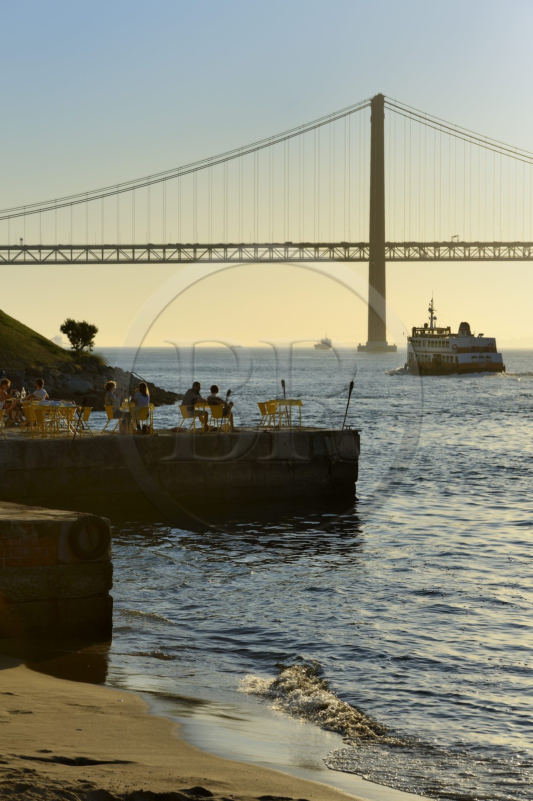 Portugal, région de Lisbonne, commune d'Almada au lieu dit Ponto Final sur la rive sud du Tage, le pont du 25 de Abril