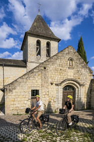 France, Maine-et-Loire (49), vallée de la Loire classée au Patrimoine Mondial par l'UNESCO, Saumur, randonnée à bicyclette sur les berges de la Loire, église de Saint Hilaire