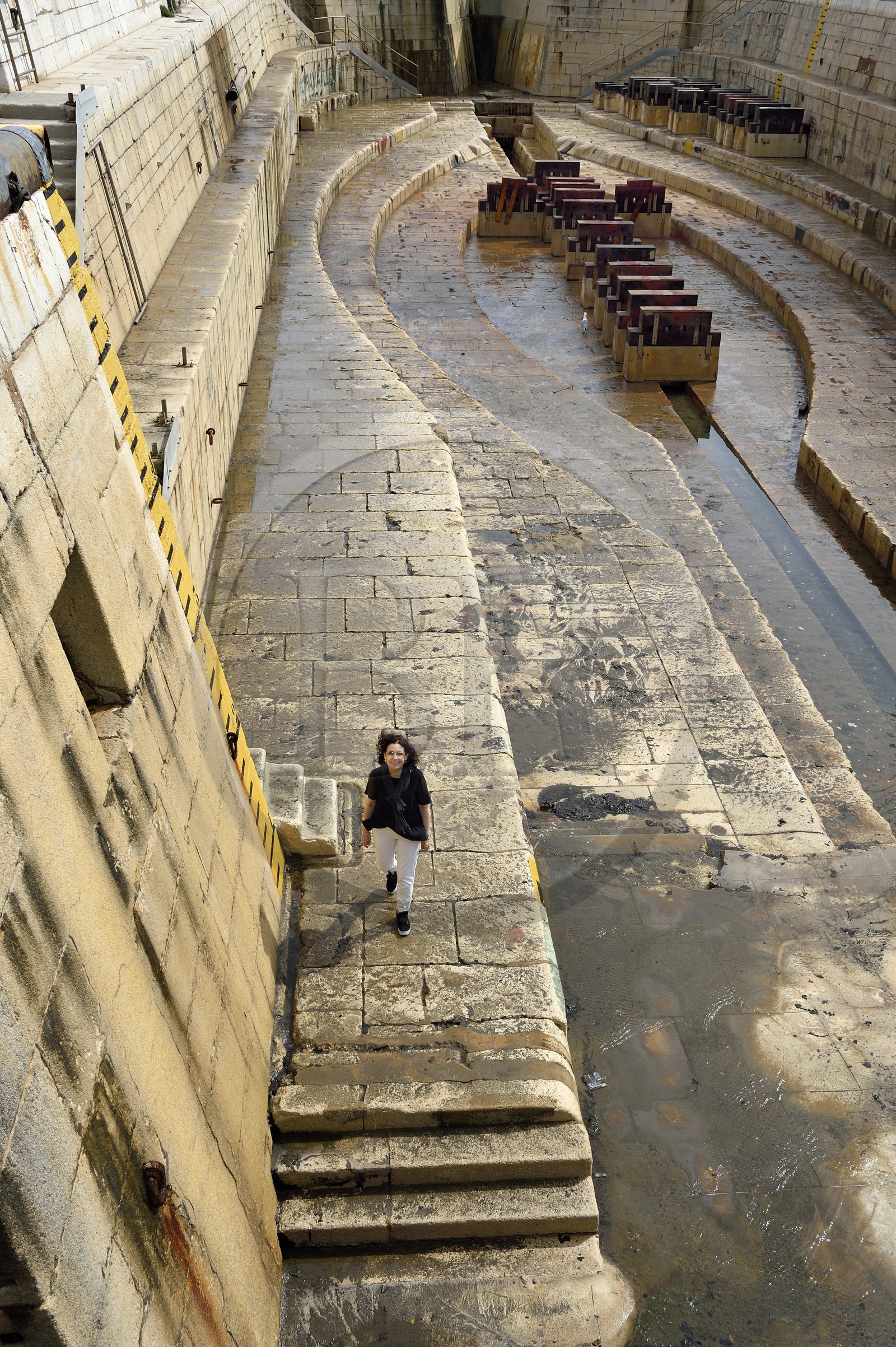 France, Var (83), Toulon, la base navale (Arsenal), darse Vauban, bassin de radoub dit petit bassin Vauban construit selon les plans de l'ingénieur Antoine Groignard, l'administrateur et conservateur du musée national de la Marine Cristina Baron