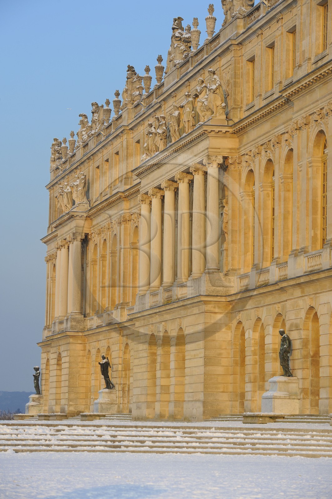 France, Yvelines (78), parc du château de Versailles sous la neige, classé Patrimoine Mondial de l'UNESCO, la Galerie des Glaces de l'extérieur