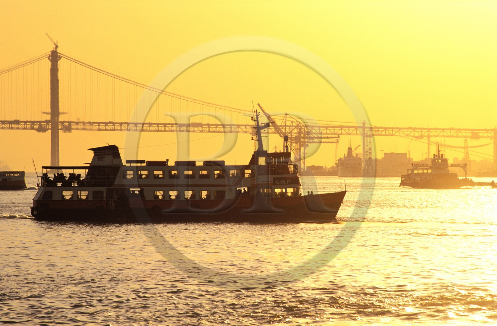 Portugal, Lisbonne, ferry reliant la ville aux banlieues de la rive opposée du Tage et le pont du 25 avril