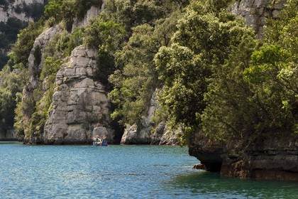 France, Alpes-de-Haute-Provence (04), Parc Naturel Régional du Verdon, kayak dans les Basses Gorges du Verdon en aval du lac de Sainte Croix