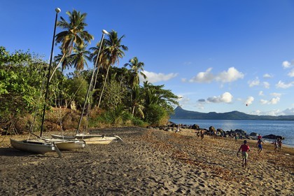 France, Ile de Mayotte, Grande-Terre, Sada, enfants jouant au football sur Tahiti plage (Mtsagnougni) dans la baie de Bouéni