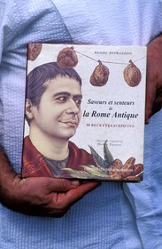 France, Haute-Garonne (31), Saint-Bertrand-de-Comminges, labellisé Les Plus Beaux Villages de France, livre de recettes Romaines du chef (Renzo Pedrazzini) du restaurant Lugdunum