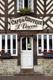 France, Calvados (14), Pays d' Auge, Beuvron-en-Auge, labellisé Les Plus Beaux Villages de France, Café du Coiffeur