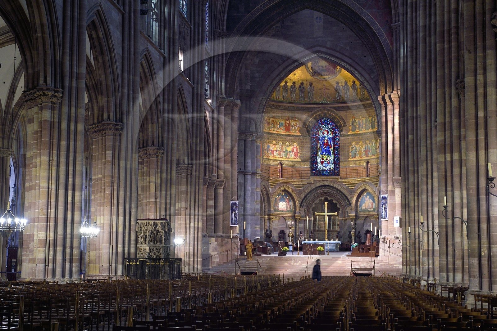 France, Bas-Rhin (67), Strasbourg, vieille ville classée au Patrimoine Mondial de l'UNESCO, la cathédrale Notre-Dame, la nef et le choeur roman