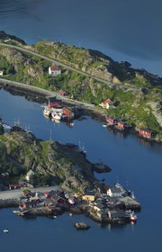 Norvège, Nordland, Iles Lofoten, Ile de Moskenes, village de pêcheurs de Hamnoy près de Reine (vue aérienne)