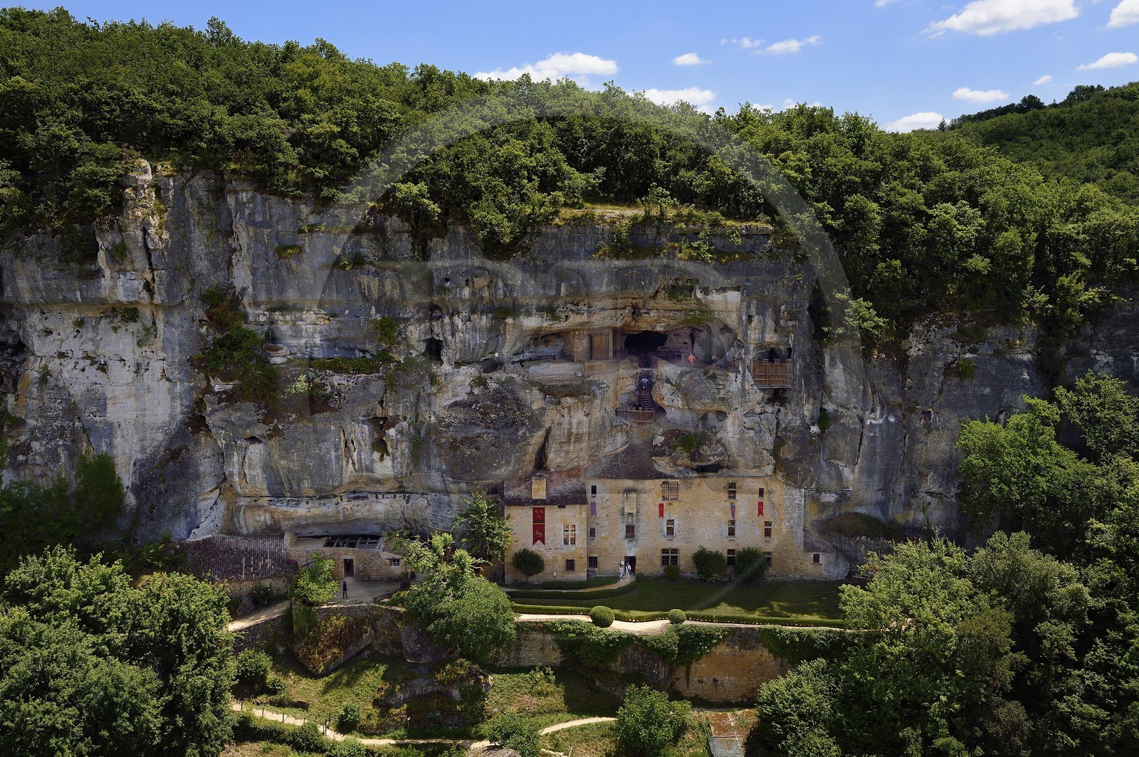 France, Dordogne (24), Périgord Noir, vallée de la Vézère, Tursac, maison fortifiée troglodytique de Reignac du XVIe siècle (vue aérienne)