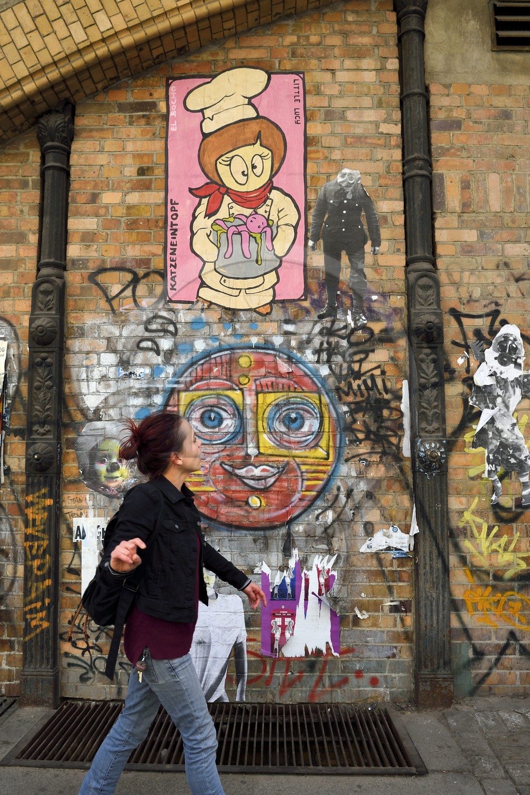 Allemagne, Berlin, Berlin-Mitte, street art de l'artiste El Bocho dans Dircksenstrasse sous le metro aérien