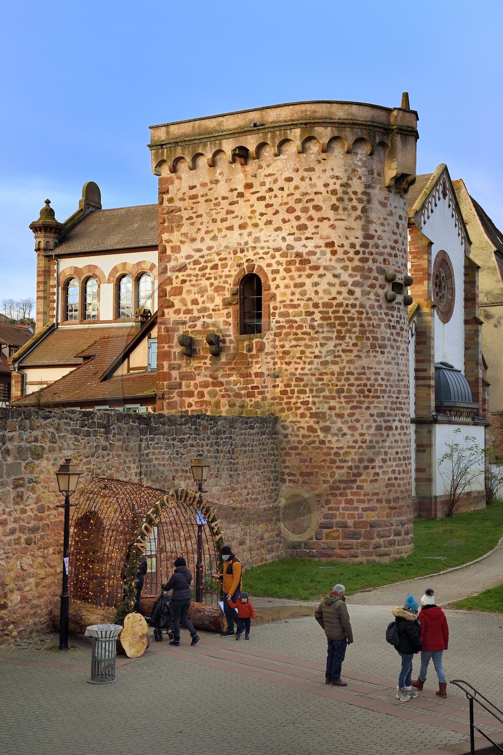 France, Bas-Rhin (67), Obernai, la Porte Swal du rempart rue du Maréchal Foch, la tour et la synagogue du XIXe siècle en arrière plan