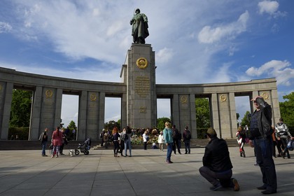 Allemagne, Berlin, quartier de Tiergaten, mémorial soviétique dédié aux 81 116 combattants de l'Armée rouge tombés durant la bataille de Berlin en avril-mai 1945, célébration annuelle de la capitulation nazie le 9 mai 1945 pour les russes