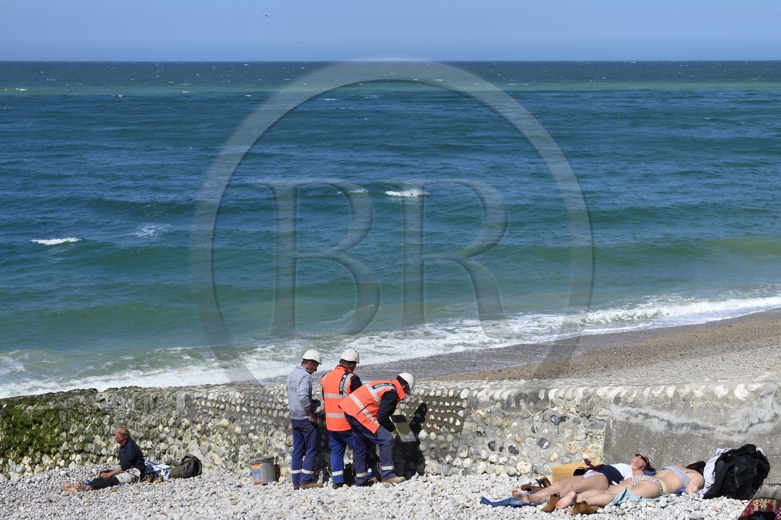 France, Seine-Maritime (76), Pays de Caux, Côte d'Albâtre, Etretat, travaux de consolidation sur la plage et vacanciers profitant du soleil