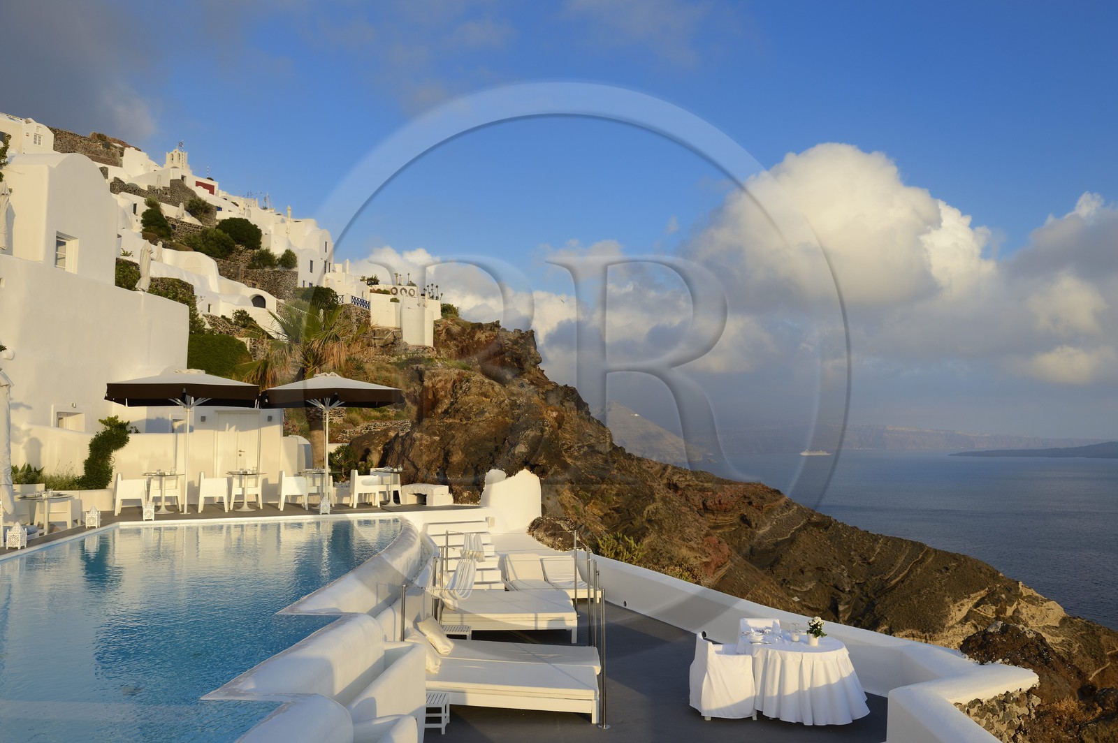 Grèce, Les Cyclades, mer Égée, île de Santorin (Thira ou Théra), village de Oia, l'hôtel Relais & Châteaux Kirini Suites & Spa