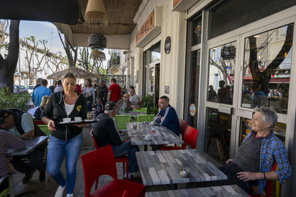 France (30), Gard, Aramon, pause café à la Brasserie bar PMU le 59-62