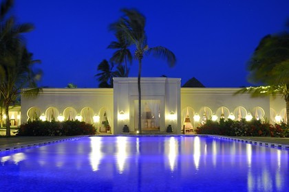 Tanzanie, archipel de Zanzibar, île de Unguja (Zanzibar), côte Sud-Est, Bwejuu, le luxueux Baraza Resort & Spa, un des restaurants