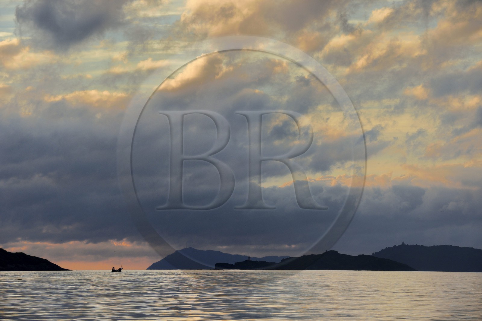 France, Var (83), Iles d'Hyères, parc national de Port Cros, coucher de soleil sur l'Ile de Porquerolles