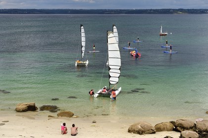 France,  Finistère (29), Fouesnant, le littoral entre le Cap Coz et la Pointe de Beg Meil, catamaran d'apprentissage de la voile pour les enfants