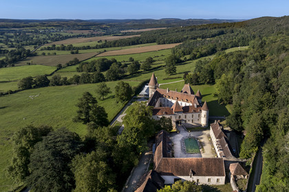 France, Nièvre (58), Parc naturel régional du Morvan, Bazoches, le chateau de Bazoches qui fut propriété du maréchal Sébastien le Prestre de Vauban, vézelay et sa basilique en arrière plan sur la gauche (vue aérienne)