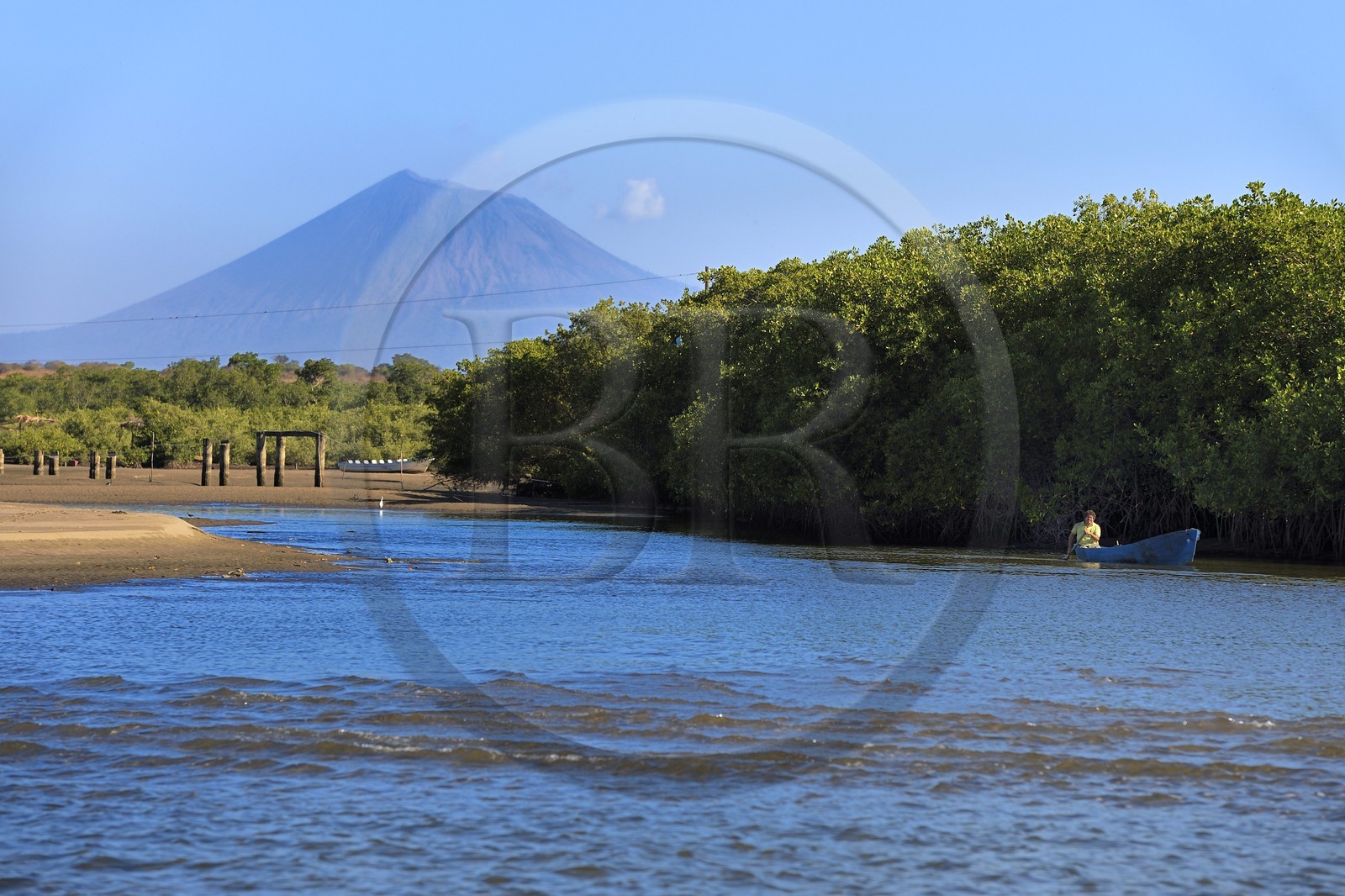 Nicaragua, la côte pacifique de Leon, la mangrove du parc national Isla Juan Venado et le volcan San Cristobal en arrière plan
