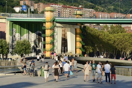 Espagne, Biscaye, Pays Basque espagnol, Bilbao, le Pont de La Salve  à coté du musée Guggenheim