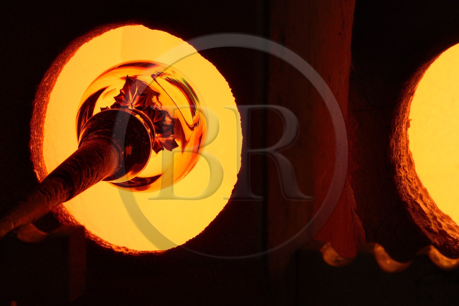 France, Moselle (57), Saint-Louis-les-Bitche, la Cristallerie Saint-Louis, façonnage d'un élément de cristal chaud, une des nombreuses étapes de la réalisation d'une boule presse-papiers