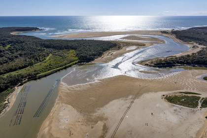 France, Vendée (85), Talmont-Saint-Hilaire, la Pointe du Payré, estuaire du Payré du village d'ostréiculteurs de la Guittière en premier plan (vue aérienne)