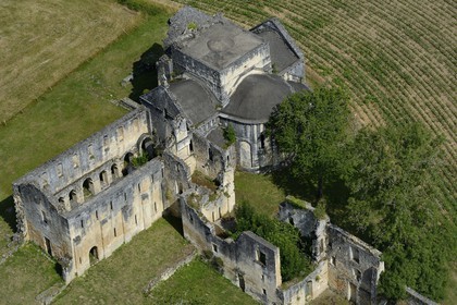 France, Dordogne (24), Périgord Vert, abbaye cistercienne de Boschaud du 12ème siècle qui dépendait de l'abbaye de Clairvaux (vue aérienne)