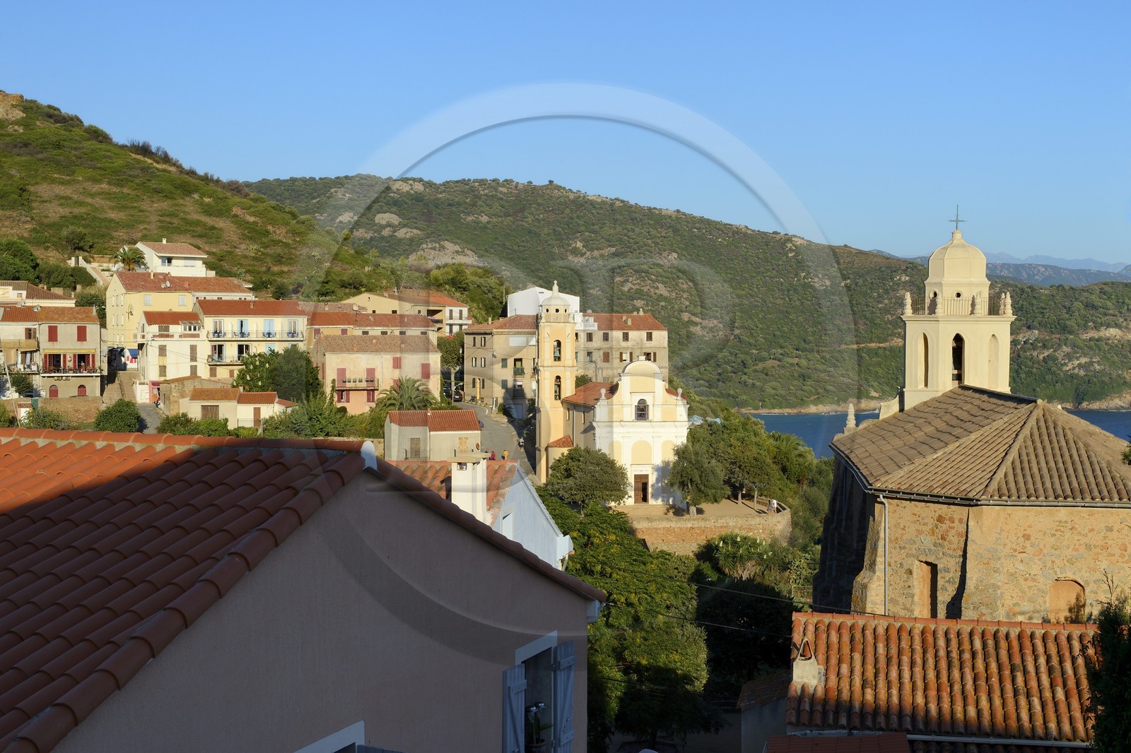 France, Corse-du-Sud (2A), Cargèse, église Saint Spyridon grecque catholique de rite oriental au prelier plan et l'église de l'Assomption dite latine en arrière plan